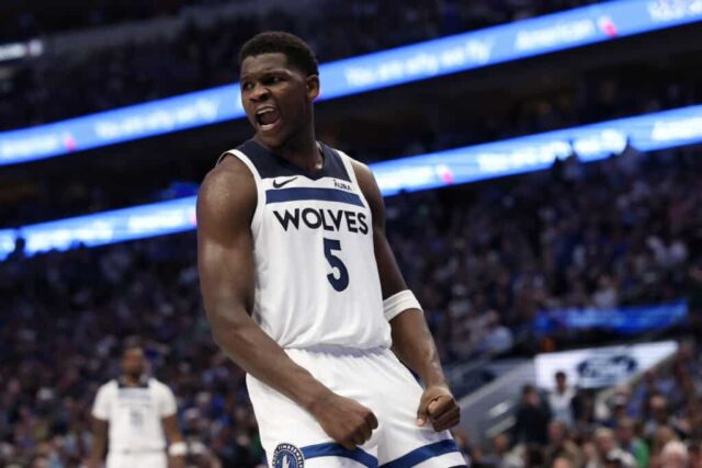 DALLAS, TEXAS - 26 DE MAIO: Anthony Edwards # 5 do Minnesota Timberwolves reage após uma enterrada contra o Dallas Mavericks durante o terceiro quarto do terceiro jogo das finais da Conferência Oeste no American Airlines Center em 26 de maio de 2024 em Dallas, Texas. NOTA AO USUÁRIO: O Usuário reconhece e concorda expressamente que, ao baixar e/ou usar esta fotografia, o Usuário está concordando com os termos e condições do Contrato de Licença da Getty Images.