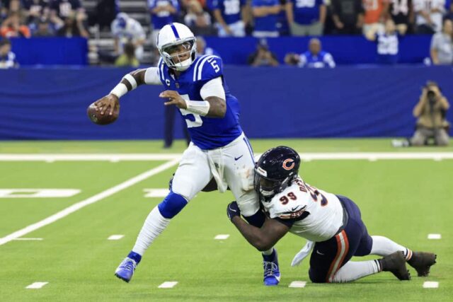 INDIANÁPOLIS, INDIAN - 22 DE SETEMBRO: O quarterback Anthony Richardson nº 5 do Indianapolis Colts lança um passe enquanto é pressionado por Gervon Dexter Sr. nº 99 do Chicago Bears durante o segundo quarto no Lucas Oil Stadium em 22 de setembro de 2024 em Indianápolis, Indiana . 