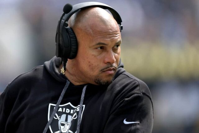 INGLEWOOD, CALIFÓRNIA - 08 DE SETEMBRO: O técnico Antonio Pierce do Las Vegas Raiders reage durante o segundo quarto contra o Los Angeles Chargers no SoFi Stadium em 8 de setembro de 2024 em Inglewood, Califórnia.