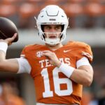 AUSTIN, TEXAS - 14 DE SETEMBRO: Arch Manning # 16 do Texas Longhorns se aquece antes do jogo contra o UTSA Roadrunners no Darrell K Royal-Texas Memorial Stadium em 14 de setembro de 2024 em Austin, Texas.