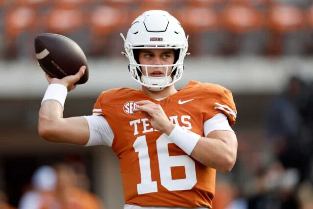 AUSTIN, TEXAS - 14 DE SETEMBRO: Arch Manning # 16 do Texas Longhorns se aquece antes do jogo contra o UTSA Roadrunners no Darrell K Royal-Texas Memorial Stadium em 14 de setembro de 2024 em Austin, Texas. 