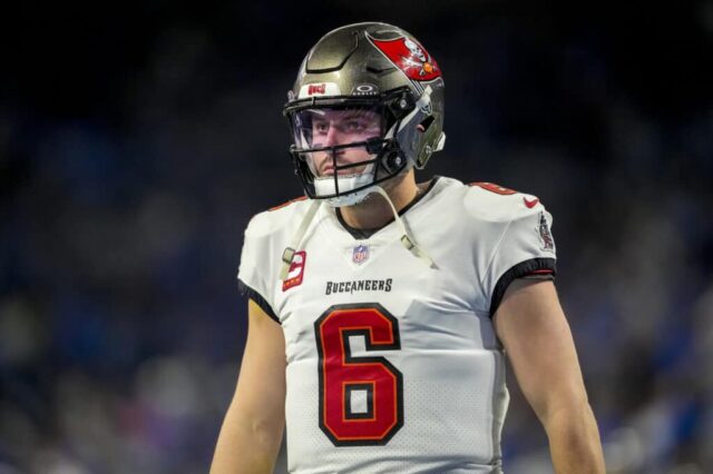 DETROIT, MICHIGAN - 21 DE JANEIRO: Baker Mayfield # 6 do Tampa Bay Buccaneers enfrenta o Detroit Lions no Ford Field em 21 de janeiro de 2024 em Detroit, Michigan.