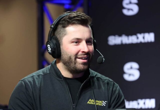 LAS VEGAS, NEVADA - 07 DE FEVEREIRO: Baker Mayfield fala SiriusXM no Super Bowl LVIII em 07 de fevereiro de 2024 em Las Vegas, Nevada.