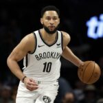 NOVA IORQUE, NOVA IORQUE - 13 DE FEVEREIRO: Ben Simmons nº 10 do Brooklyn Nets dribla durante o segundo tempo contra o Boston Celtics no Barclays Center em 13 de fevereiro de 2024 no bairro de Brooklyn, na cidade de Nova York. Os Celtics venceram por 118-110. NOTA AO USUÁRIO: O Usuário reconhece e concorda expressamente que, ao baixar e/ou usar esta fotografia, o Usuário está concordando com os termos e condições do Contrato de Licença da Getty Images.