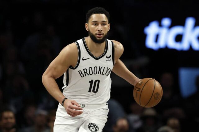 NOVA IORQUE, NOVA IORQUE - 13 DE FEVEREIRO: Ben Simmons nº 10 do Brooklyn Nets dribla durante o segundo tempo contra o Boston Celtics no Barclays Center em 13 de fevereiro de 2024 no bairro de Brooklyn, na cidade de Nova York. Os Celtics venceram por 118-110. NOTA AO USUÁRIO: O Usuário reconhece e concorda expressamente que, ao baixar e/ou usar esta fotografia, o Usuário está concordando com os termos e condições do Contrato de Licença da Getty Images.