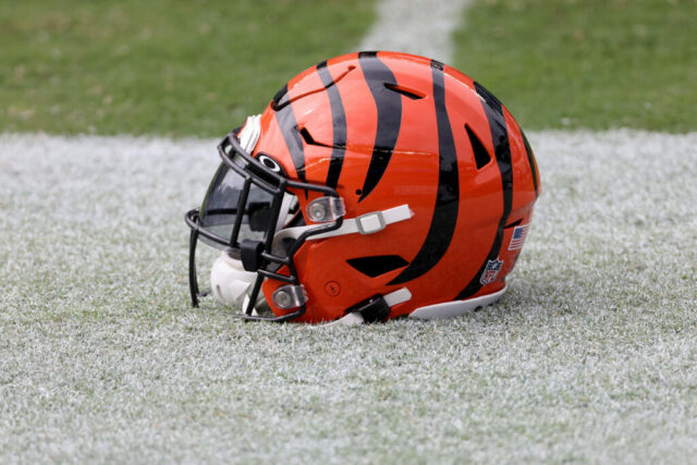 Um capacete do Cincinnati Bengals fica de lado durante o aquecimento contra o Philadelphia Eagles no Lincoln Financial Field em 27 de setembro de 2020 na Filadélfia, Pensilvânia.