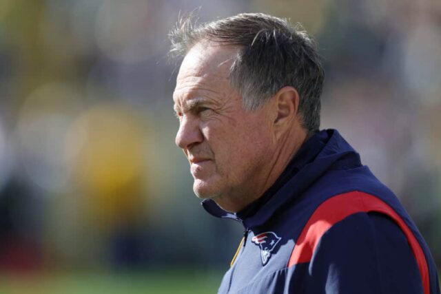 O técnico Bill Belichick, do New England Patriots, olha para frente durante o pré-jogo contra o Green Bay Packers no Lambeau Field em 02 de outubro de 2022 em Green Bay, Wisconsin.