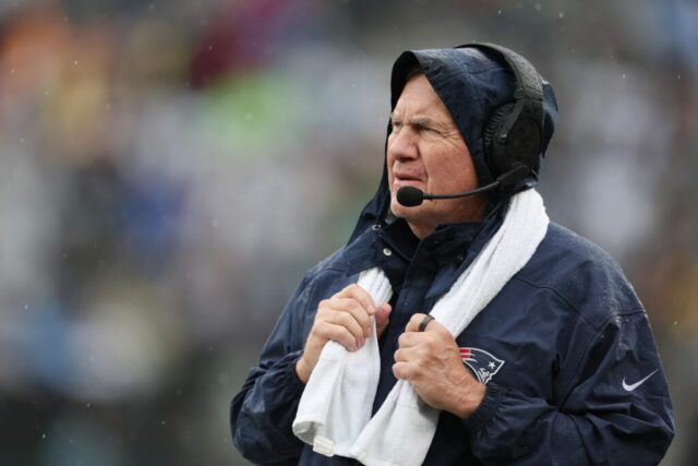 O técnico Bill Belichick, do New England Patriots, observa o segundo tempo de um jogo contra o New York Jets no MetLife Stadium em 24 de setembro de 2023 em East Rutherford, Nova Jersey.