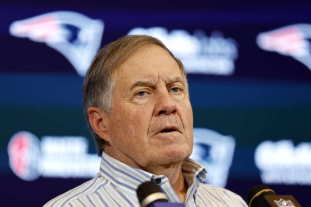 FOXBOROUGH, MASSACHUSETTS - 07 DE JANEIRO: O técnico do New England Patriots, Bill Belichick, fala durante uma coletiva de imprensa após um jogo contra o New York Jets no Gillette Stadium em 07 de janeiro de 2024 em Foxborough, Massachusetts.