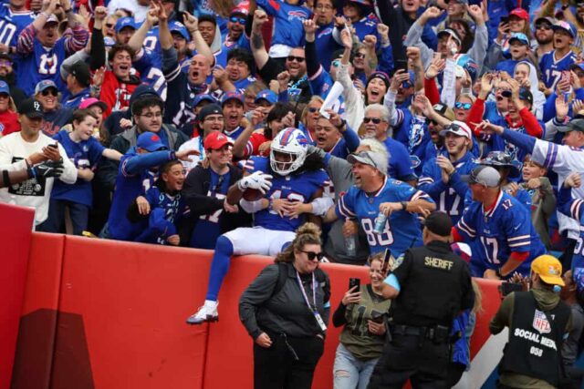 ORCHARD PARK, NOVA IORQUE - 08 DE SETEMBRO: Dorian Williams # 42 do Buffalo Bills comemora com os fãs depois de se recuperar de um fumble durante o terceiro quarto contra o Arizona Cardinals no Highmark Stadium em 08 de setembro de 2024 em Orchard Park, Nova York.