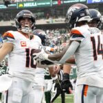 EAST RUTHERFORD, NOVA JERSEY - 29 DE SETEMBRO: Bo Nix (10) do Denver Broncos comemora um passe para touchdown para Courtland Sutton (14) do Denver Broncos durante o terceiro quarto contra o New York Jets no MetLife Stadium em 29 de setembro de 2024 em East Rutherford, Nova Jersey.