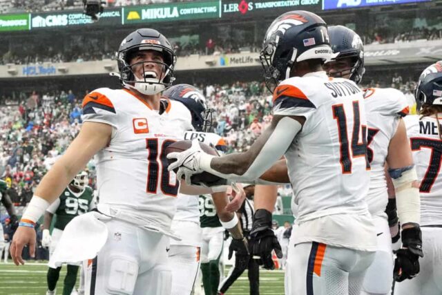 EAST RUTHERFORD, NOVA JERSEY - 29 DE SETEMBRO: Bo Nix (10) do Denver Broncos comemora um passe para touchdown para Courtland Sutton (14) do Denver Broncos durante o terceiro quarto contra o New York Jets no MetLife Stadium em 29 de setembro de 2024 em East Rutherford, Nova Jersey.