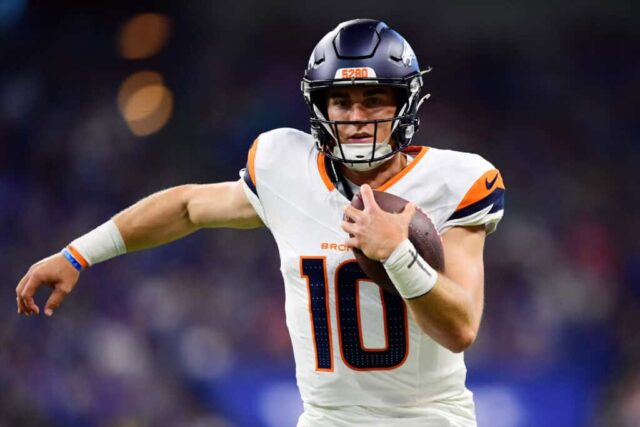 INDIANÁPOLIS, INDIAN - 11 DE AGOSTO: Bo Nix # 10 do Denver Broncos carrega a bola no primeiro tempo durante um jogo de pré-temporada contra o Indianapolis Colts no Lucas Oil Stadium em 11 de agosto de 2024 em Indianápolis, Indiana.