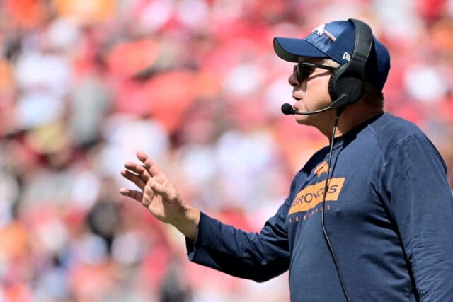 TAMPA, FLÓRIDA - 22 DE SETEMBRO: O técnico Sean Payton do Denver Broncos reage durante o primeiro tempo do jogo contra o Tampa Bay Buccaneers no Raymond James Stadium em 22 de setembro de 2024 em Tampa, Flórida.