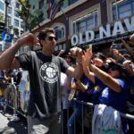 SÃO FRANCISCO, CALIFÓRNIA - 20 DE JUNHO: O gerente geral Bob Myers do Golden State Warriors comemora com os fãs durante o Desfile da Vitória em 20 de junho de 2022 em São Francisco, Califórnia. Os Golden State Warriors venceram o Boston Celtics por 4 a 2 para vencer as finais da NBA de 2022. NOTA AO USUÁRIO: O usuário reconhece e concorda expressamente que, ao baixar e/ou usar esta fotografia, o usuário concorda com os termos e condições do Contrato de Licença da Getty Images.