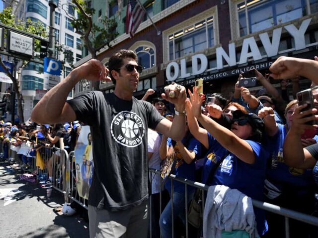 SÃO FRANCISCO, CALIFÓRNIA - 20 DE JUNHO: O gerente geral Bob Myers do Golden State Warriors comemora com os fãs durante o Desfile da Vitória em 20 de junho de 2022 em São Francisco, Califórnia. Os Golden State Warriors venceram o Boston Celtics por 4 a 2 para vencer as finais da NBA de 2022. NOTA AO USUÁRIO: O usuário reconhece e concorda expressamente que, ao baixar e/ou usar esta fotografia, o usuário concorda com os termos e condições do Contrato de Licença da Getty Images.