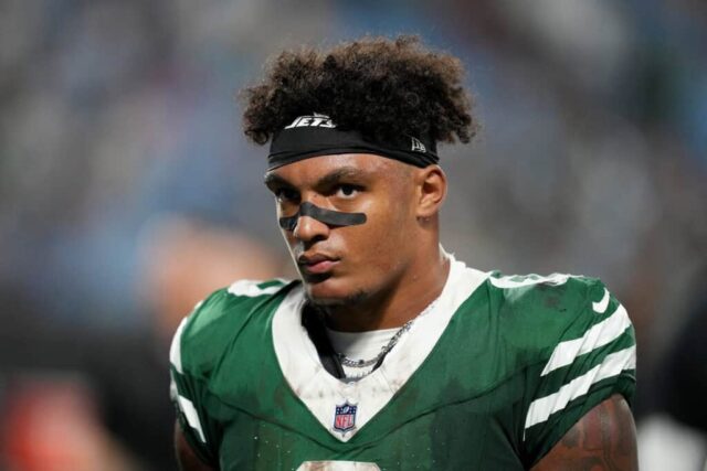 CHARLOTTE, CAROLINA DO NORTE - 17 DE AGOSTO: Braelon Allen nº 0 do New York Jets observa durante a primeira metade do jogo de pré-temporada contra o Carolina Panthers no Bank of America Stadium em 17 de agosto de 2024 em Charlotte, Carolina do Norte