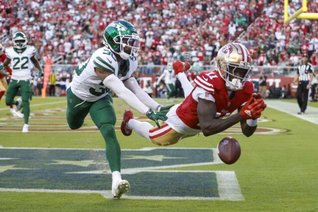 SANTA CLARA, CALIFÓRNIA - 09 DE SETEMBRO: O wide receiver Brandon Aiyuk nº 11 do San Francisco 49ers faz uma recepção na end zone contra o cornerback Michael Carter II nº 30 do New York Jets durante o segundo quarto no Levi's Stadium em 09 de setembro de 2024 em Santa Clara, Califórnia. 