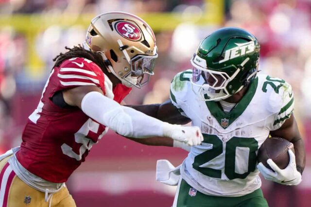 SANTA CLARA, CALIFÓRNIA - 09 DE SETEMBRO: O running back Breece Hall nº 20 do New York Jets carrega a bola contra o linebacker Fred Warner nº 54 do San Francisco 49ers durante o primeiro quarto no Levi's Stadium em 09 de setembro de 2024 em Santa Clara, Califórnia . 