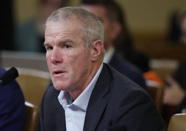 WASHINGTON, DC - 24 DE SETEMBRO: O ex-quarterback da NFL Brett Favre testemunha perante o Comitê de Modos e Meios da Câmara no Longworth House Office Building em 24 de setembro de 2024 em Washington, DC. Favre testemunhou sobre a reforma da Assistência Temporária para Famílias Carentes (TANF) e o uso indevido de fundos de assistência social.