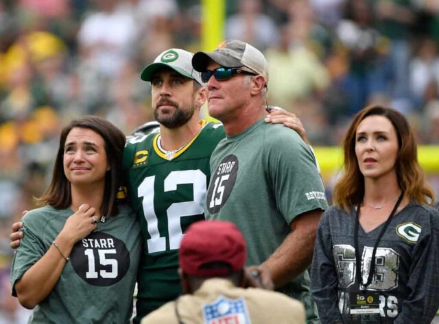 GREEN BAY, WISCONSIN - 15 DE SETEMBRO: Aaron Rodgers # 12 do Green Bay Packers compartilha um momento com o ex-quarterback Brett Favre durante uma cerimônia para o falecido Bart Starr no intervalo do jogo entre o Minnesota Vikings e o Green Bay Packers no Lambeau Field em 15 de setembro de 2019 em Green Bay, Wisconsin.