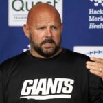 EAST RUTHERFORD, NOVA JERSEY - 06 DE JUNHO: O técnico Brian Daboll do New York Giants fala à mídia durante os treinos fora de temporada do New York Giants OTA no NY Giants Quest Diagnostics Training Center em 06 de junho de 2024 em East Rutherford, Nova Jersey.