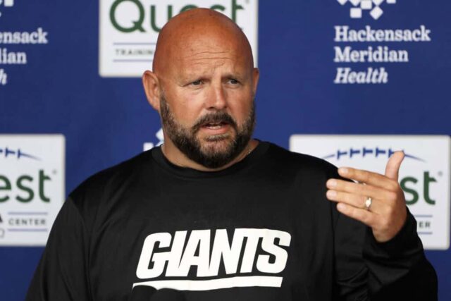 EAST RUTHERFORD, NOVA JERSEY - 06 DE JUNHO: O técnico Brian Daboll do New York Giants fala à mídia durante os treinos fora de temporada do New York Giants OTA no NY Giants Quest Diagnostics Training Center em 06 de junho de 2024 em East Rutherford, Nova Jersey.