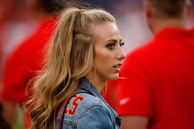 Brittany Matthews, namorada do quarterback Patrick Mahomes do Kansas City Chiefs, observa antes de um jogo contra o Denver Broncos no Empower Field at Mile High em 17 de outubro de 2019 em Denver, Colorado.