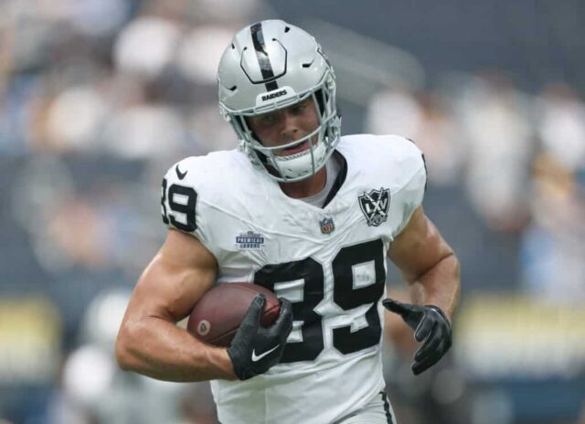 INGLEWOOD, CALIFÓRNIA - 08 DE SETEMBRO: Brock Bowers # 89 do Las Vegas Raiders se aquece antes do jogo de abertura da temporada contra o Los Angeles Chargers no SoFi Stadium em 08 de setembro de 2024 em Inglewood, Califórnia.