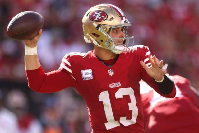 SANTA CLARA, CALIFÓRNIA - 29 DE SETEMBRO: Brock Purdy # 13 do San Francisco 49ers lança um passe no terceiro quarto contra o New England Patriots no Levi's Stadium em 29 de setembro de 2024 em Santa Clara, Califórnia.