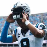 CHARLOTTE, CAROLINA DO NORTE - 15 DE SETEMBRO: O quarterback Bryce Young nº 9 do Carolina Panthers deixa o campo no intervalo durante um jogo contra o Los Angeles Chargers no Bank of America Stadium em 15 de setembro de 2024 em Charlotte, Carolina do Norte.