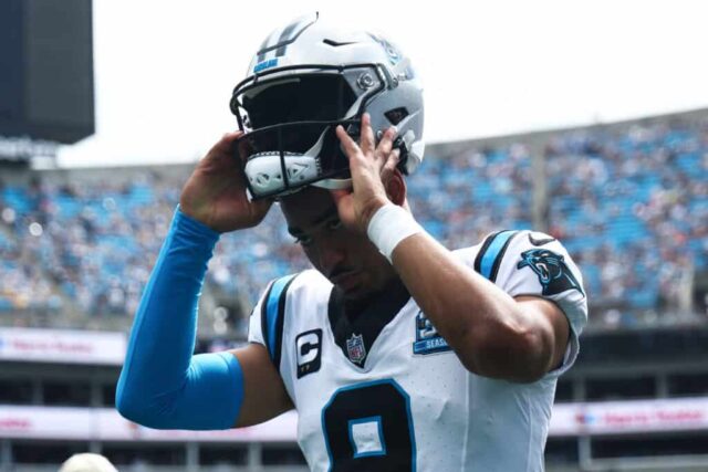 CHARLOTTE, CAROLINA DO NORTE - 15 DE SETEMBRO: O quarterback Bryce Young nº 9 do Carolina Panthers deixa o campo no intervalo durante um jogo contra o Los Angeles Chargers no Bank of America Stadium em 15 de setembro de 2024 em Charlotte, Carolina do Norte.