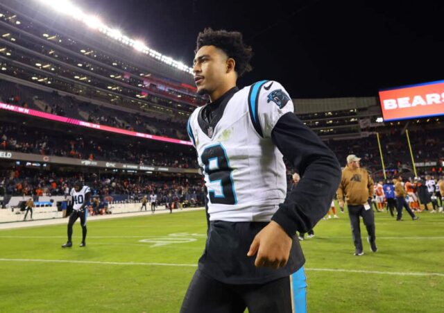 Bryce Young # 9 do Carolina Panthers reage após uma derrota por 16-13 contra o Chicago Bears no Soldier Field em 09 de novembro de 2023 em Chicago, Illinois.