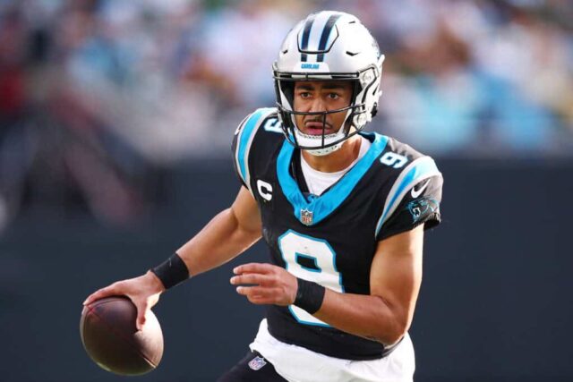 CHARLOTTE, CAROLINA DO NORTE - 24 DE DEZEMBRO: Bryce Young #9 do Carolina Panthers carrega a bola durante o terceiro quarto /agp no Bank of America Stadium em 24 de dezembro de 2023 em Charlotte, Carolina do Norte.