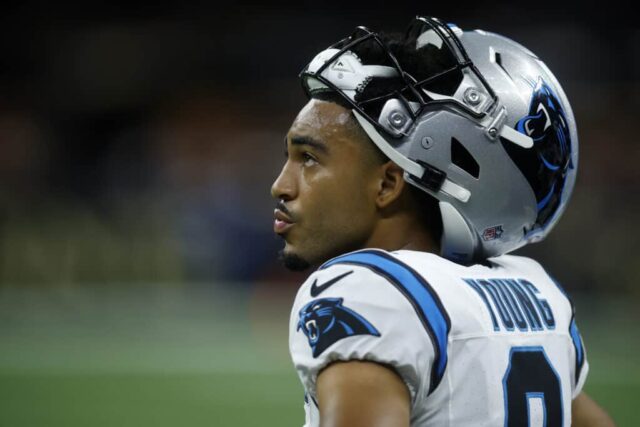 NOVA ORLEÃES, LOUISIANA - 08 DE SETEMBRO: Bryce Young # 9 do Carolina Panthers observa durante o jogo contra o New Orleans Saints no Caesars Superdome em 08 de setembro de 2024 em Nova Orleans, Louisiana.