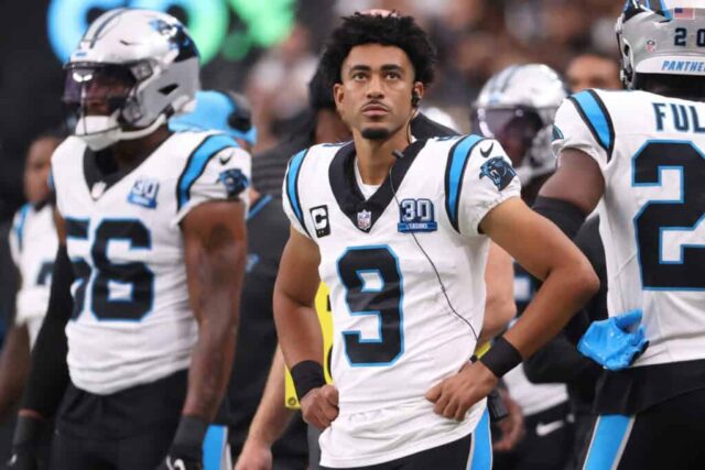 LAS VEGAS, NEVADA - 22 DE SETEMBRO: Bryce Young # 9 do Carolina Panthers observa da linha lateral durante o primeiro quarto contra o Las Vegas Raiders no Allegiant Stadium em 22 de setembro de 2024 em Las Vegas, Nevada.