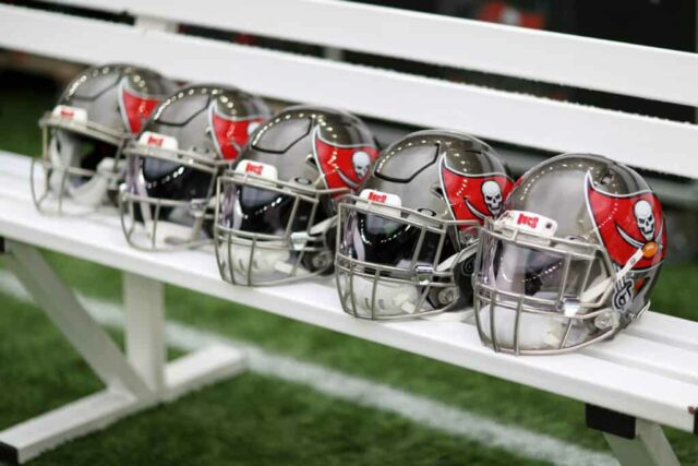 Uma visão detalhada dos capacetes do Tampa Bay Buccaneers no banco da equipe antes do jogo da NFL entre Carolina Panthers e Tampa Bay Buccaneers no Tottenham Hotspur Stadium em 13 de outubro de 2019 em Londres, Inglaterra.