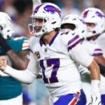 Josh Allen, do Buffalo Bills, comemora um touchdown contra o Miami Dolphins