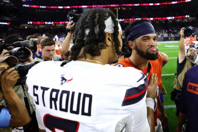 HOUSTON, TEXAS - 15 DE SETEMBRO: CJ Stroud nº 7 do Houston Texans aperta a mão de Caleb Williams nº 18 do Chicago Bears após o jogo no NRG Stadium em 15 de setembro de 2024 em Houston, Texas. 