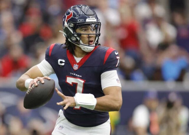 HOUSTON, TEXAS - 31 DE DEZEMBRO: CJ Stroud # 7 do Houston Texans em ação contra o Tennessee Titans no NRG Stadium em 31 de dezembro de 2023 em Houston, Texas.