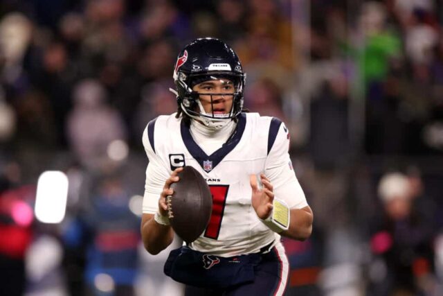 BALTIMORE, MARYLAND - 20 DE JANEIRO: O quarterback CJ Stroud # 7 do Houston Texans tenta passar contra o Baltimore Ravens durante o jogo do AFC Divisional Playoff no M&T Bank Stadium em 20 de janeiro de 2024 em Baltimore, Maryland.