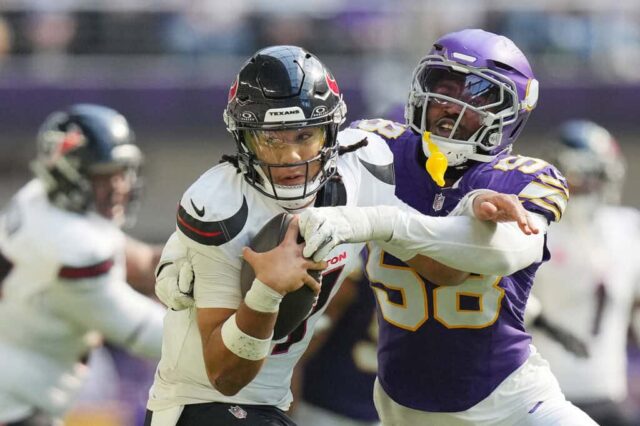 MINNEAPOLIS, MINNESOTA - 22 DE SETEMBRO: O quarterback CJ Stroud #7 do Houston Texans é demitido por Jonathan Greenard #58 do Minnesota Vikings durante o quarto trimestre no US Bank Stadium em 22 de setembro de 2024 em Minneapolis, Minnesota.