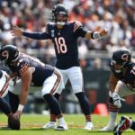 CHICAGO, ILLINOIS - 08 DE SETEMBRO: Caleb Williams nº 18 do Chicago Bears gesticula para a linha de scrimmage no primeiro quarto do jogo contra o Tennessee Titans no Soldier Field em 08 de setembro de 2024 em Chicago, Illinois.