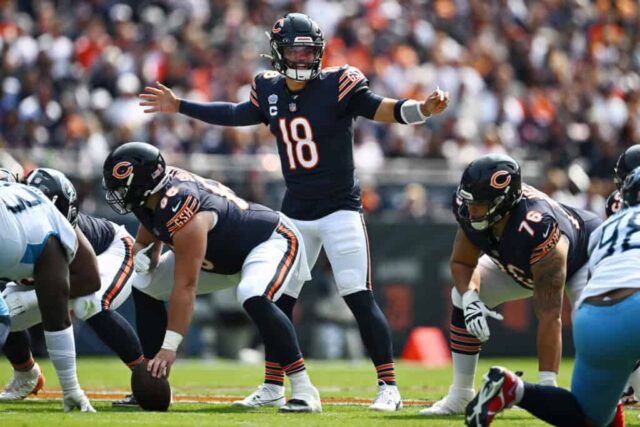 CHICAGO, ILLINOIS - 08 DE SETEMBRO: Caleb Williams nº 18 do Chicago Bears gesticula para a linha de scrimmage no primeiro quarto do jogo contra o Tennessee Titans no Soldier Field em 08 de setembro de 2024 em Chicago, Illinois. 