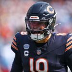 CHICAGO, ILLINOIS - 08 DE SETEMBRO: Caleb Williams nº 18 do Chicago Bears comemora após uma tentativa bem-sucedida de conversão de dois pontos no quarto período do jogo contra o Tennessee Titans no Soldier Field em 08 de setembro de 2024 em Chicago, Illinois.