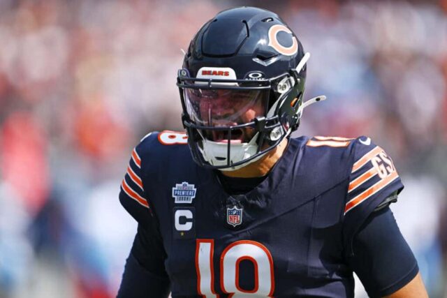 CHICAGO, ILLINOIS - 08 DE SETEMBRO: Caleb Williams nº 18 do Chicago Bears comemora após uma tentativa bem-sucedida de conversão de dois pontos no quarto período do jogo contra o Tennessee Titans no Soldier Field em 08 de setembro de 2024 em Chicago, Illinois. 