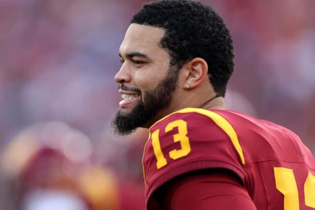 LOS ANGELES, CALIFÓRNIA - 18 DE NOVEMBRO: Caleb Williams nº 13 dos Trojans da USC observa antes de um jogo contra o UCLA Bruins no United Airlines Field no Los Angeles Memorial Coliseum em 18 de novembro de 2023 em Los Angeles, Califórnia.