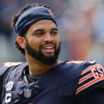 CHICAGO, ILLINOIS - 08 DE SETEMBRO: Caleb Williams nº 18 do Chicago Bears participa de aquecimentos antes de um jogo contra o Tennessee Titans no Soldier Field em 08 de setembro de 2024 em Chicago, Illinois. Os Bears derrotaram os Titãs por 24-17.