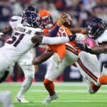 HOUSTON, TEXAS - 15 DE SETEMBRO: O quarterback Caleb Williams nº 18 do Chicago Bears é demitido por Will Anderson Jr. nº 51 do Houston Texans durante o primeiro quarto no NRG Stadium em 15 de setembro de 2024 em Houston, Texas.