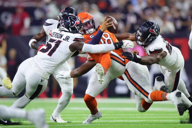 HOUSTON, TEXAS - 15 DE SETEMBRO: O quarterback Caleb Williams nº 18 do Chicago Bears é demitido por Will Anderson Jr. nº 51 do Houston Texans durante o primeiro quarto no NRG Stadium em 15 de setembro de 2024 em Houston, Texas. 